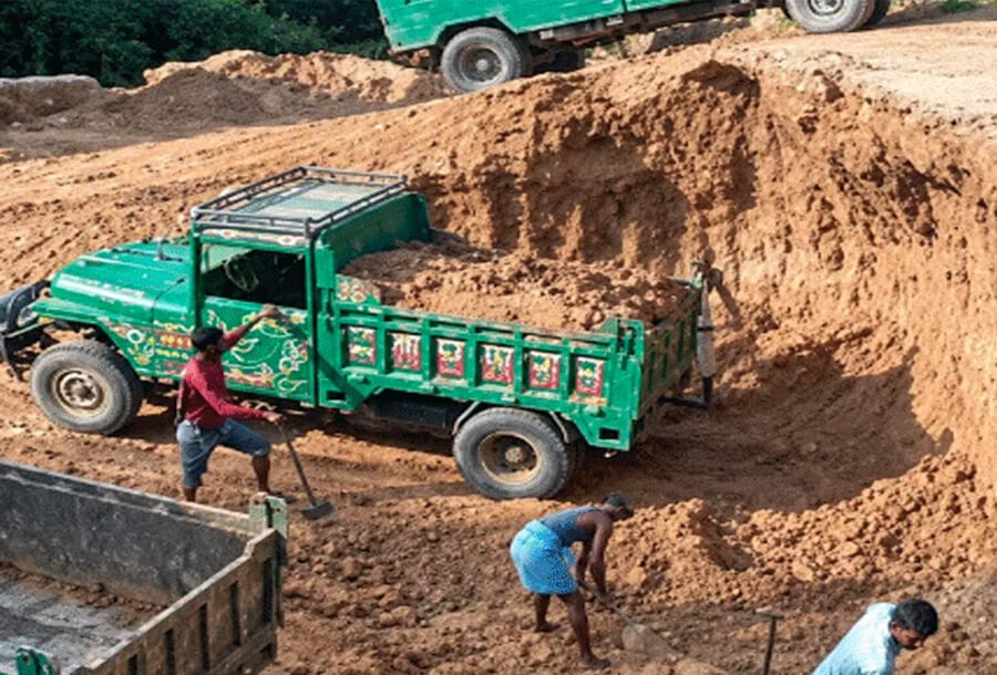 ফটিকছড়িতে খালের পাড় কেটে মাটি বিক্রি, ঝুঁকিতে বসতঘর ও ফসলি জমি