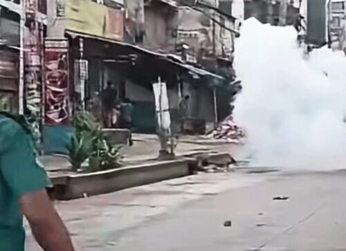 গাজীপুরে বেতন বৃদ্ধির দাবিতে মহাসড়ক অবরোধ, শ্রমিকদের লক্ষ্য করে টিয়ারশেল