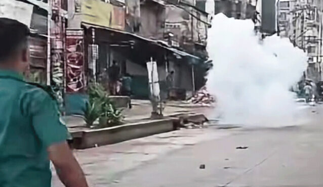 গাজীপুরে বেতন বৃদ্ধির দাবিতে মহাসড়ক অবরোধ, শ্রমিকদের লক্ষ্য করে টিয়ারশেল