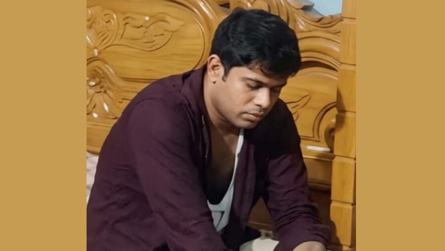 গৃহবধূর সঙ্গে আপত্তিকর অবস্থায় কলেজশিক্ষক, গণপিটুনির পর সাময়িক বরখাস্ত
