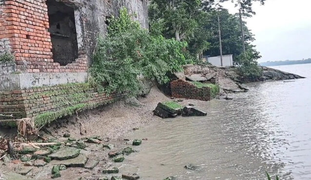 বাগেরহাটের সাত নদীতে তীব্র ভাঙন, বিলীন ঘরবাড়ি-ফসলি জমি