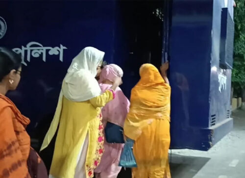সাবেক স্বামীর ছবি-ভিডিও ছড়িয়ে ব্ল্যাকমেইলের অভিযোগ, স্কুলশিক্ষিকা গ্রেপ্তার
