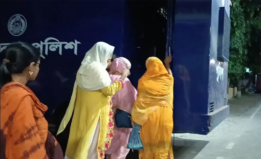 সাবেক স্বামীর ছবি-ভিডিও ছড়িয়ে ব্ল্যাকমেইলের অভিযোগ, স্কুলশিক্ষিকা গ্রেপ্তার