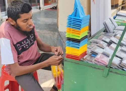 বাবা-ভাইকে ক্যানসারে হারিয়েও ভিক্ষা নয়, পরিশ্রমে বাঁচতে চান আরিফ