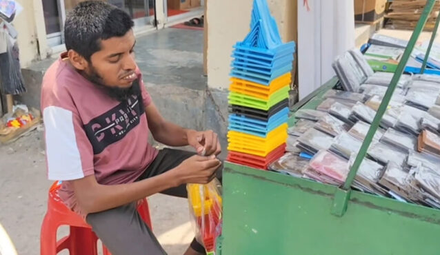 বাবা-ভাইকে ক্যানসারে হারিয়েও ভিক্ষা নয়, পরিশ্রমে বাঁচতে চান আরিফ