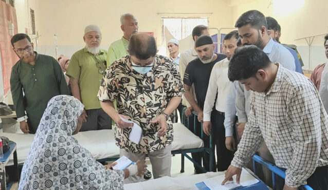 মুরাদনগর হাসপাতালে মন্ত্রীর ঝটিকা অভিযান, অনুপস্থিত ৫ চিকিৎসকের বিরুদ্ধে ব্যবস্থা নেওয়ার নির্দেশ