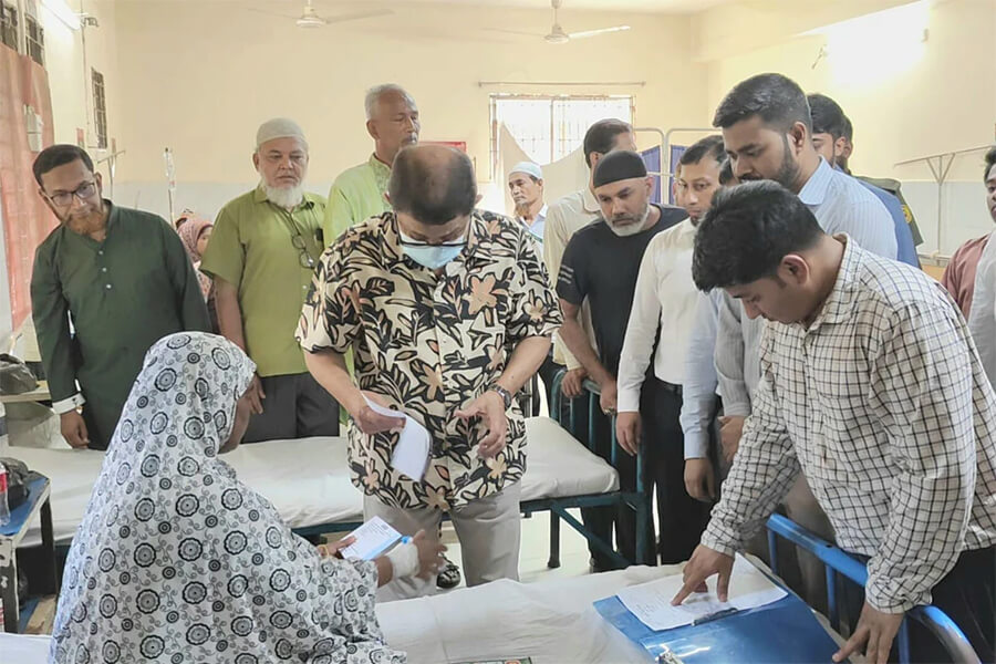 মুরাদনগর হাসপাতালে মন্ত্রীর ঝটিকা অভিযান, অনুপস্থিত ৫ চিকিৎসকের বিরুদ্ধে ব্যবস্থা নেওয়ার নির্দেশ