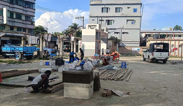 টঙ্গীবাড়ীতে অনুমতি ছাড়া মেলার আয়োজন, প্রশাসনের অভিযানে উচ্ছেদ অস্থায়ী স্টল