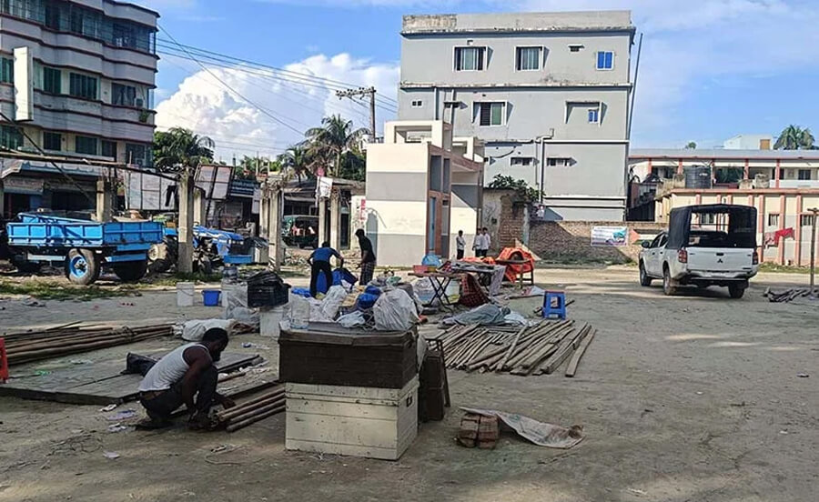 টঙ্গীবাড়ীতে অনুমতি ছাড়া মেলার আয়োজন, প্রশাসনের অভিযানে উচ্ছেদ অস্থায়ী স্টল