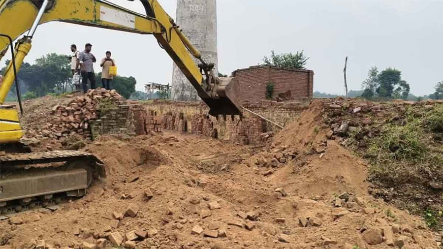 মেহেরপুরে অবৈধ ইটভাটায় অভিযান, ভাঙা হলো দুটি ভাটা